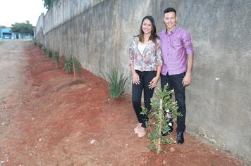 Casal planta Ã¡rvores na Vila Romana para melhorar o local em que irÃ£o viver