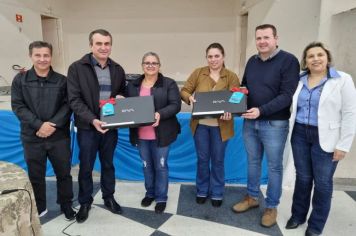 Prefeitura entrega notebooks aos professores municipais