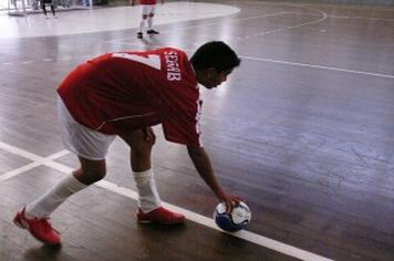 Jema promove interaÃ§Ã£o entre jovens por meio do futsal