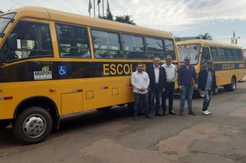 Prefeitura recebe dois novos ônibus para transporte escolar