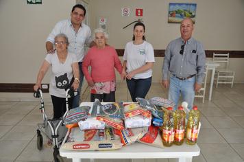 Liga Arapotiense de Texas Holden doa alimentos ao Lar Recanto do Idoso de Arapoti