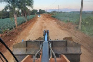 Usuários fazem melhoria em trecho de estrada rural municipal