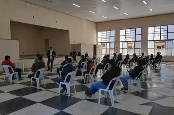 Educação organiza reunião com produtores da agricultura familiar para explicar projeto