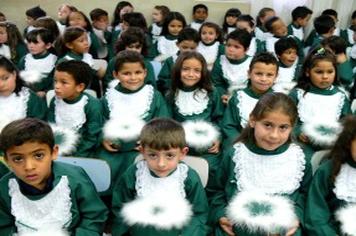 CrianÃ§as do PrÃ© Escolar ganham primeiro diploma