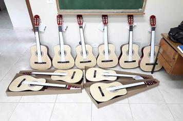 Alunos do Projeto Semeando MÃºsica recebem novos instrumentos musicais.