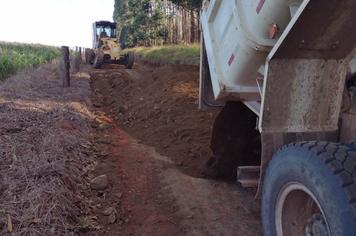 Estradas rurais na região do Bairro Olaria-Três Marcos estão sendo recuperadas por meio de parceria entre prefeituras