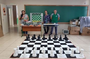 Escolas recebem material para prática de Xadrez