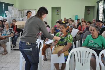 Grupo da terceira idade comemora o Dia das MÃ£es