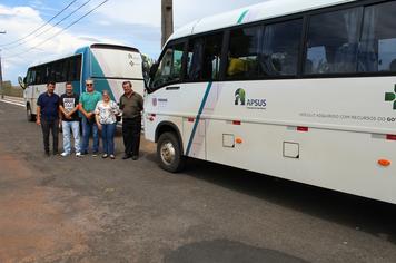 Arapoti recebe dois novos Ã´nibus para transporte de pacientes