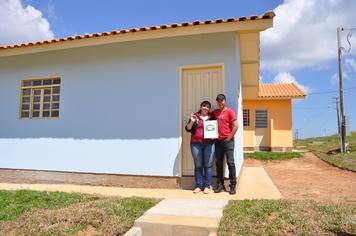 Cinquenta e duas famÃ­lias recebem as chaves da casa prÃ³pria