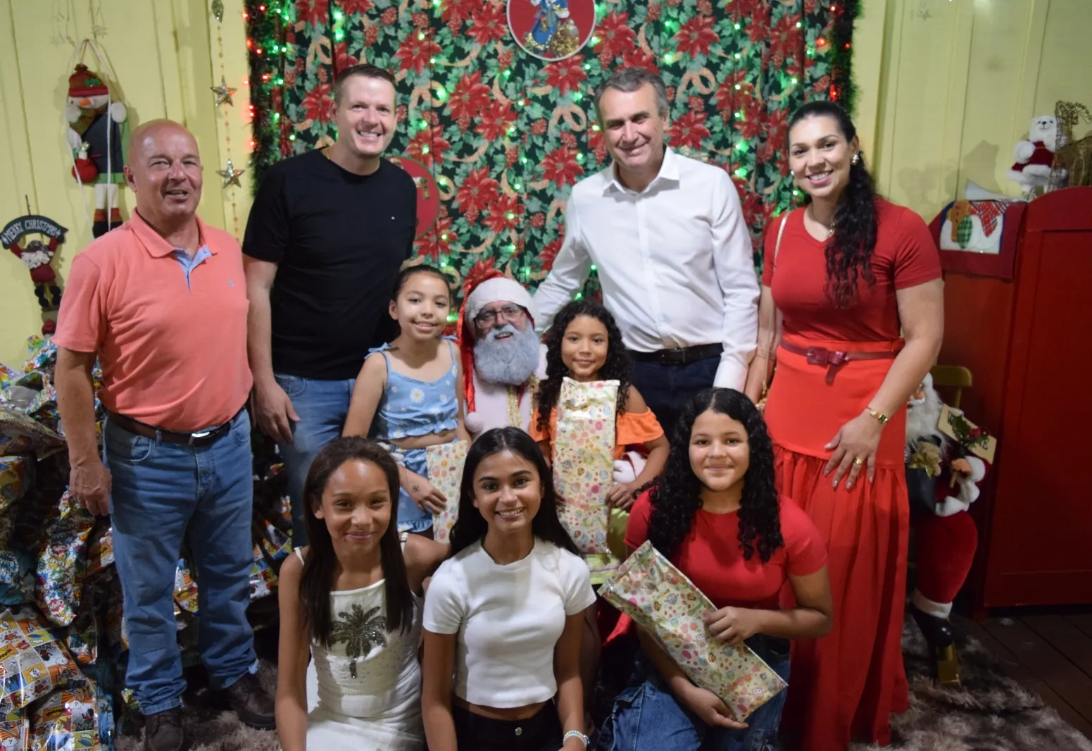 ENTREGA DE PRESENTES NO PARQUE DO PAPAI NOEL