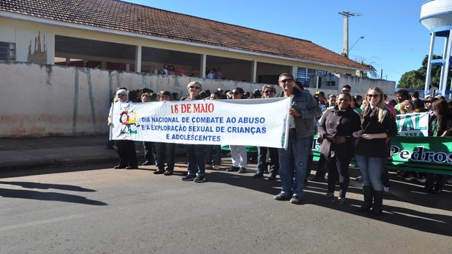Caminhada busca conscientizaÃ§Ã£o no combate Ã  violÃªncia contra jovens e crianÃ§as