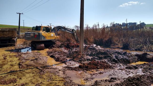 Prefeitura limpa bueiro próximo a entrada da 2ª Lomba