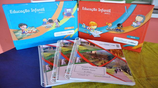 Prefeito faz entrega simbÃ³lica de novo material didÃ¡tico