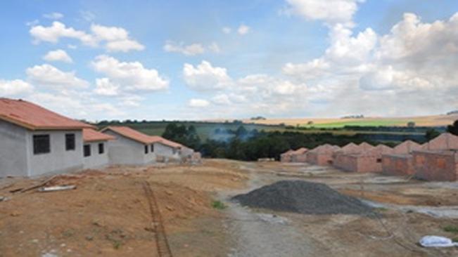 Desabrigados pelas enchentes terÃ£o novas casas