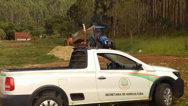 Secretaria AgrÃ­cola faz silagem em pequenas propriedades