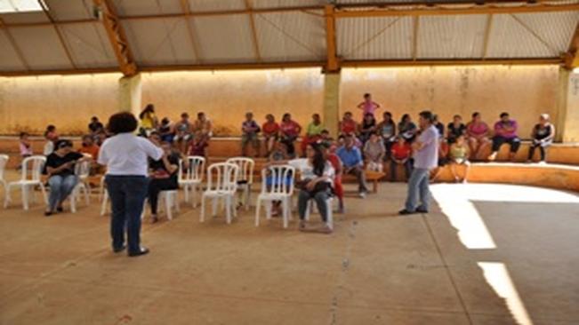 Moradores do HumaitÃ¡ assistem palestra sobre coleta seletiva e higiene