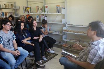 Escritor premiado visita Biblioteca CidadÃ£