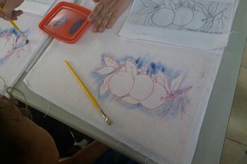 Alunos de escolas municipais participam de curso de pintura 