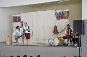 PeÃ§a teatral leva mÃºsica, poesia e diversÃ£o para alunos da rede municipal