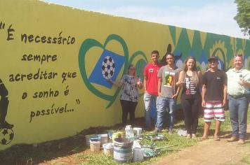 ColÃ©gio Carmelina faz arte em muro do EstÃ¡dio Municipal