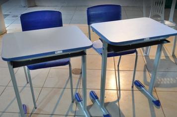 Escolas municipais recebem carteiras novas