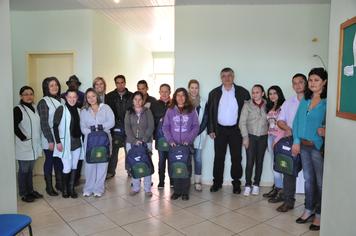 Alunos da rede municipal recebem uniforme escolar