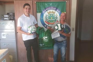 Projeto CT Nota Dez recebe doaÃ§Ã£o de material esportivo