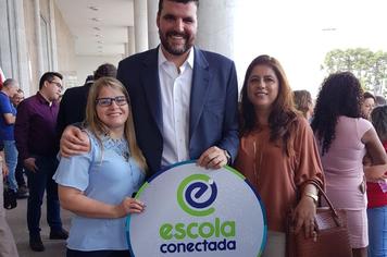 Prefeita assina convÃªnio do Programa Escola Conectada
