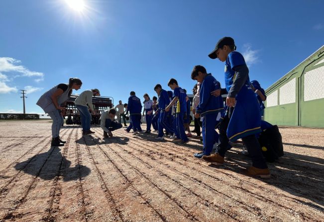 ALUNOS PARTICIPAM DE PESQUISA DE CAMPO DO PROGRAMA AGRINHO