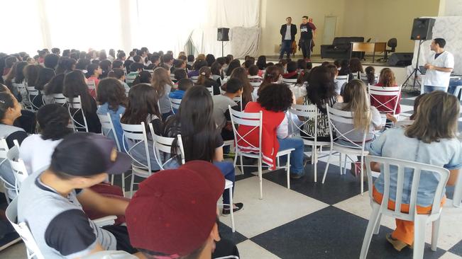 Relacionamento entre pai e filho Ã© tema de peÃ§a teatral encenada para adolescentes de Arapoti