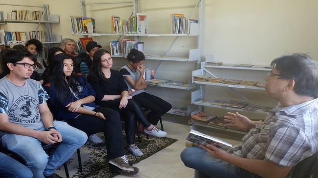 Escritor premiado visita Biblioteca CidadÃ£