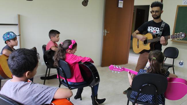 Projeto Semeando MÃºsica ensina violÃ£o a alunos das escolas municipais
