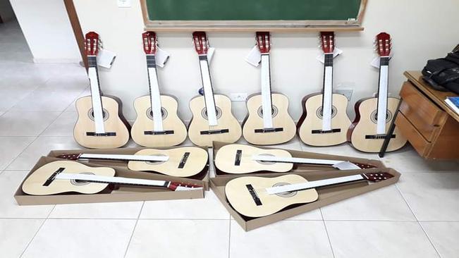 Alunos do Projeto Semeando MÃºsica recebem novos instrumentos musicais.