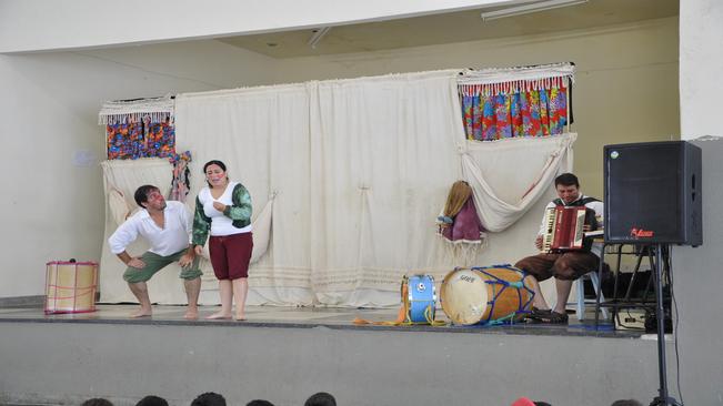 PeÃ§a teatral leva mÃºsica, poesia e diversÃ£o para alunos da rede municipal