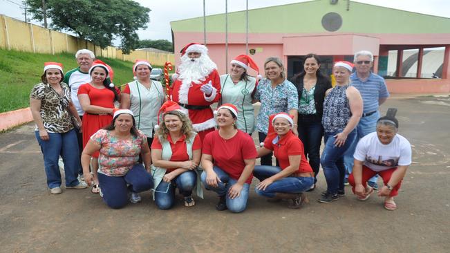 VOLUNTÃRIOS LEVAM PRESENTES, DOCES E MUITA ALEGRIA A CRIANÃ?AS DE ARAPOTI