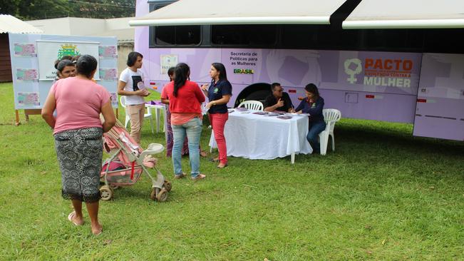 Ã?nibus LilÃ¡s traz orientaÃ§Ãµes Ã s mulheres de Arapoti